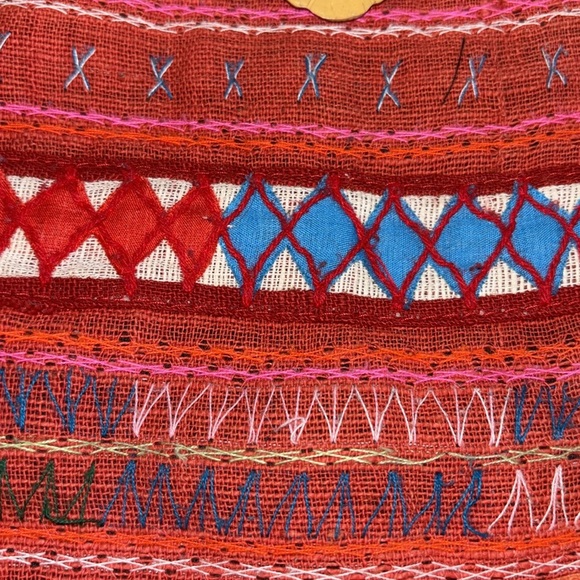 Black & Red Embroidered Women's Shoulder Bag One Zip Pocket Inside Light Weight - Picture 4 of 8